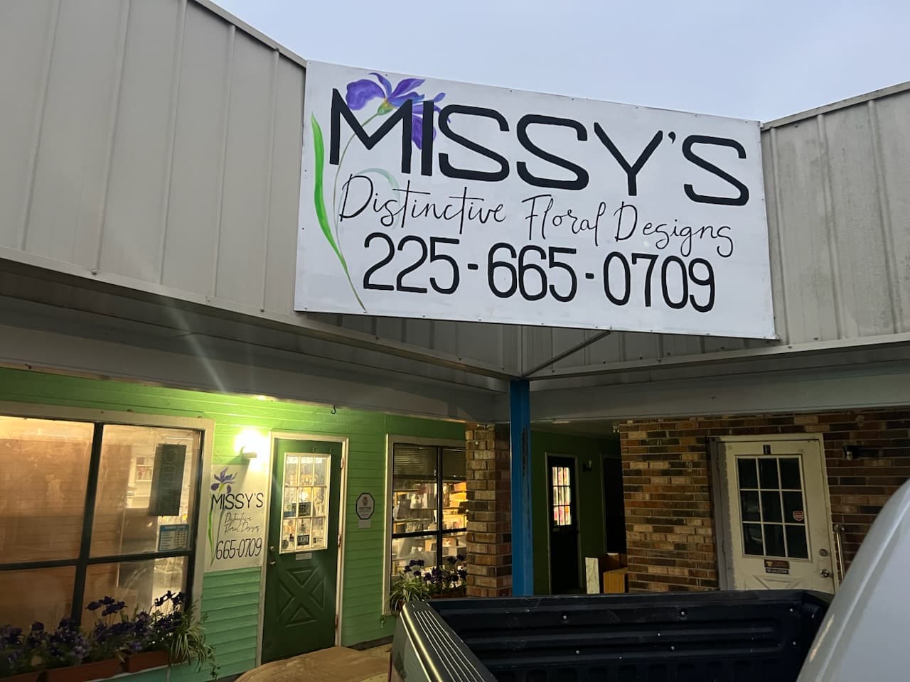 Missy's Distinctive Floral Designs - Image 1