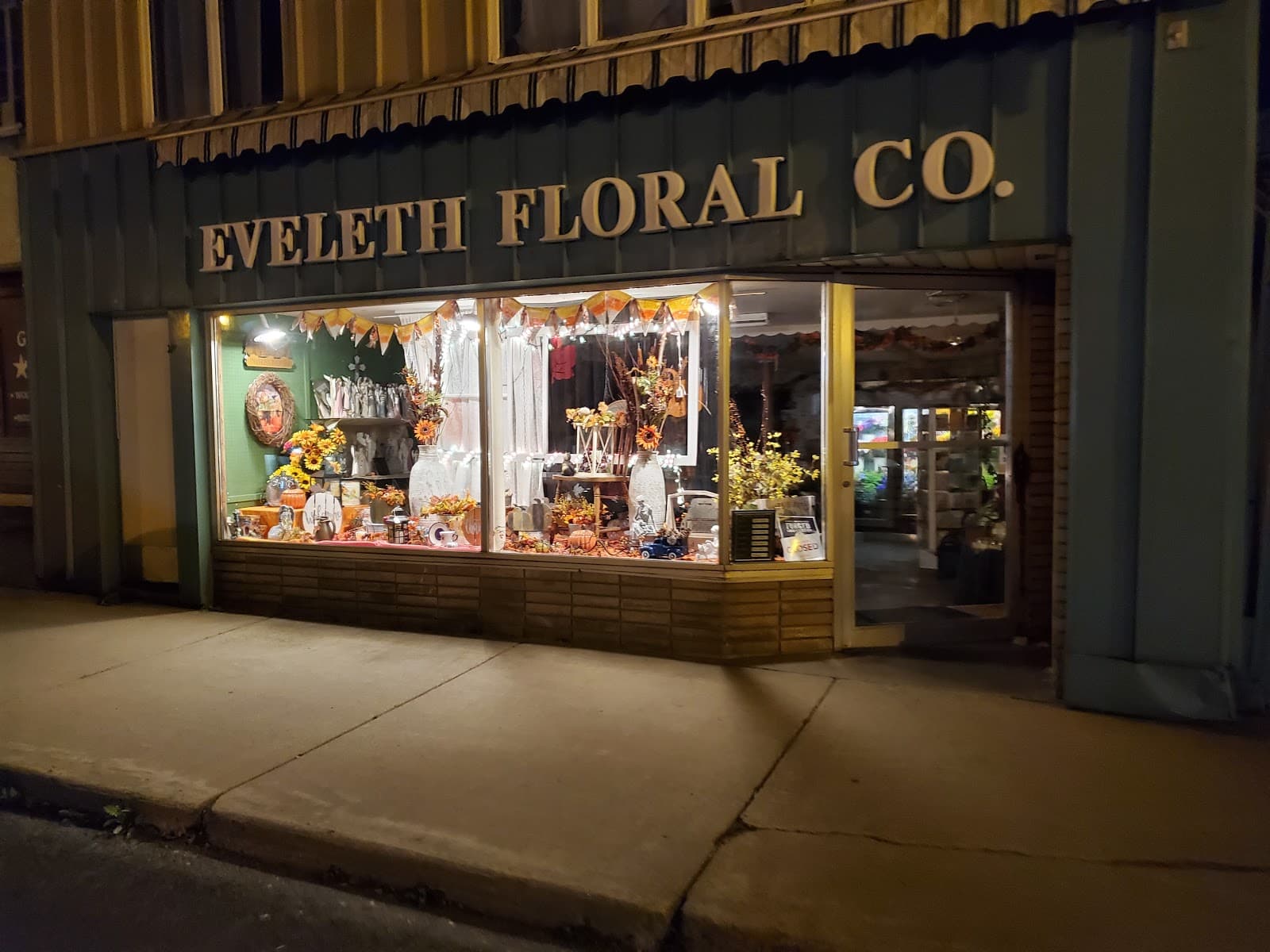 Eveleth Floral and Greenhouse Inc - Image 1