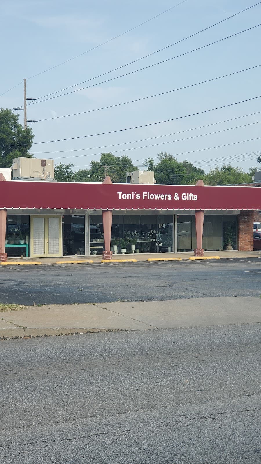 Toni's Flowers & Gifts - Image 1