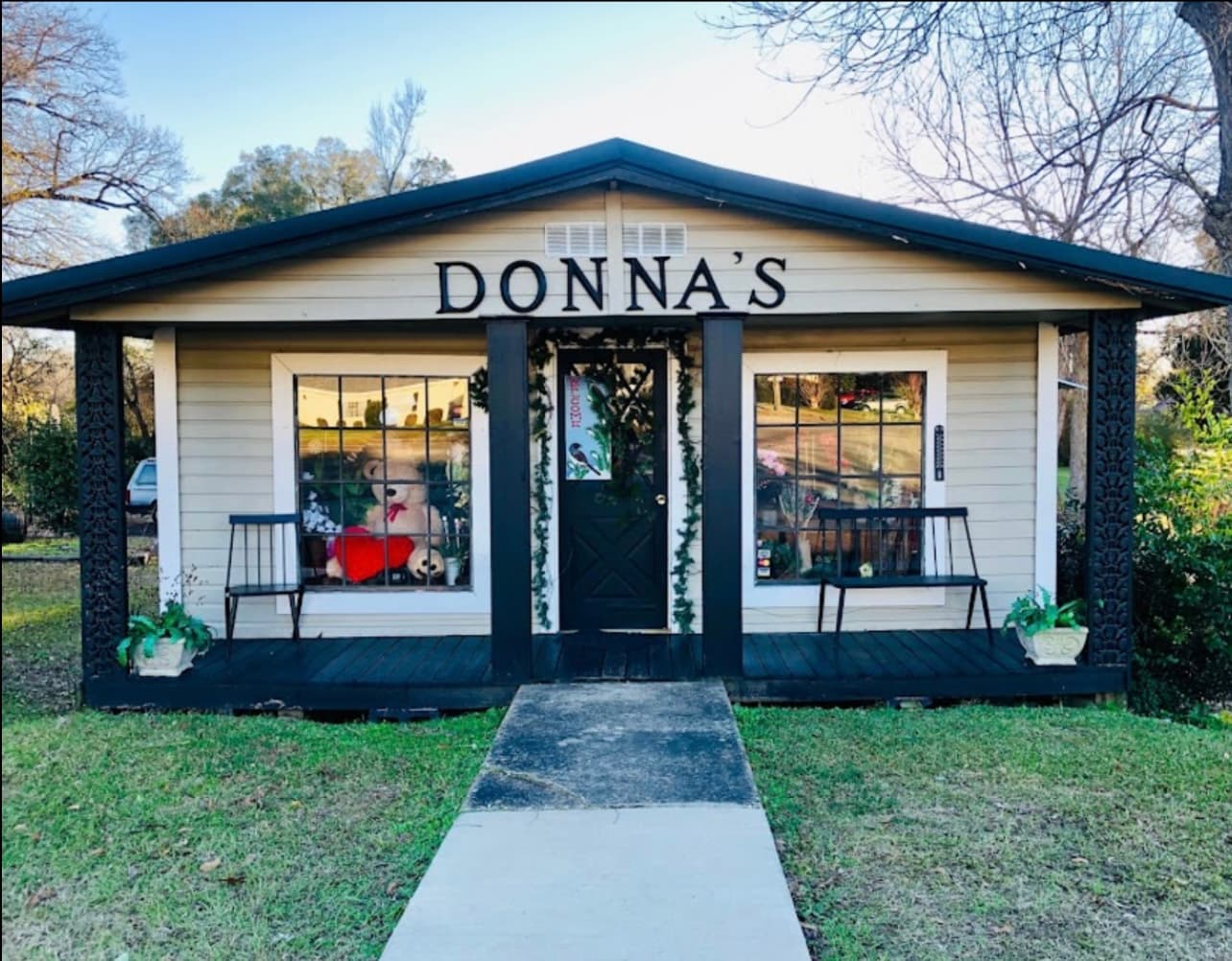 Donna's Flowers & Gifts - Image 1