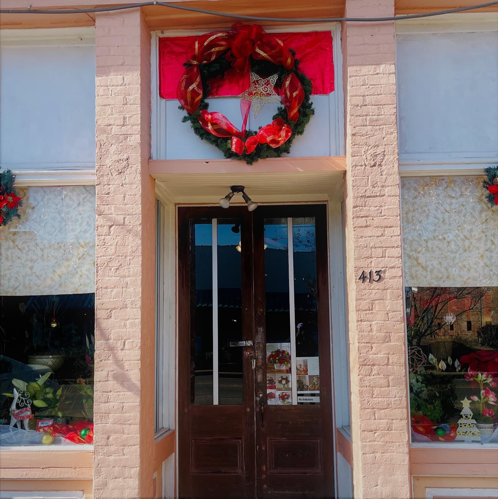 Yanna's Flowers & Gifts - Image 1