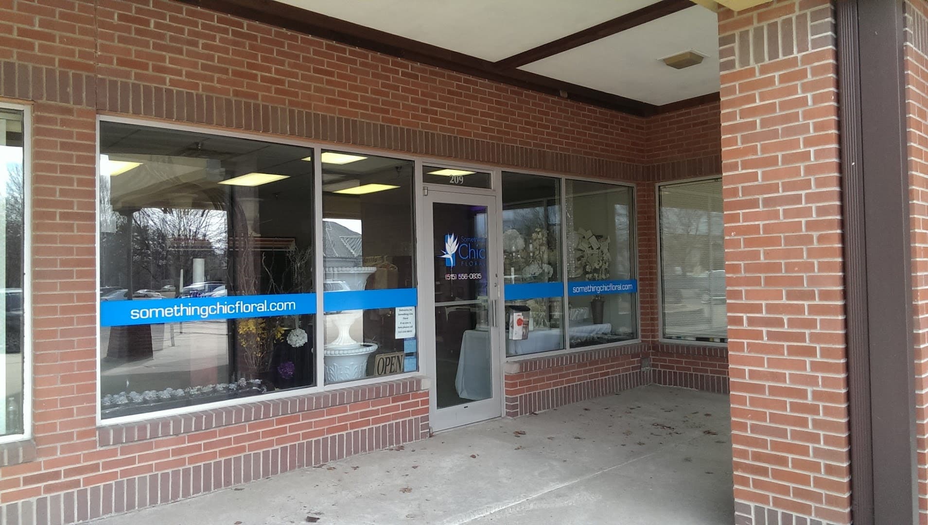 Something Chic Floral - Image 1