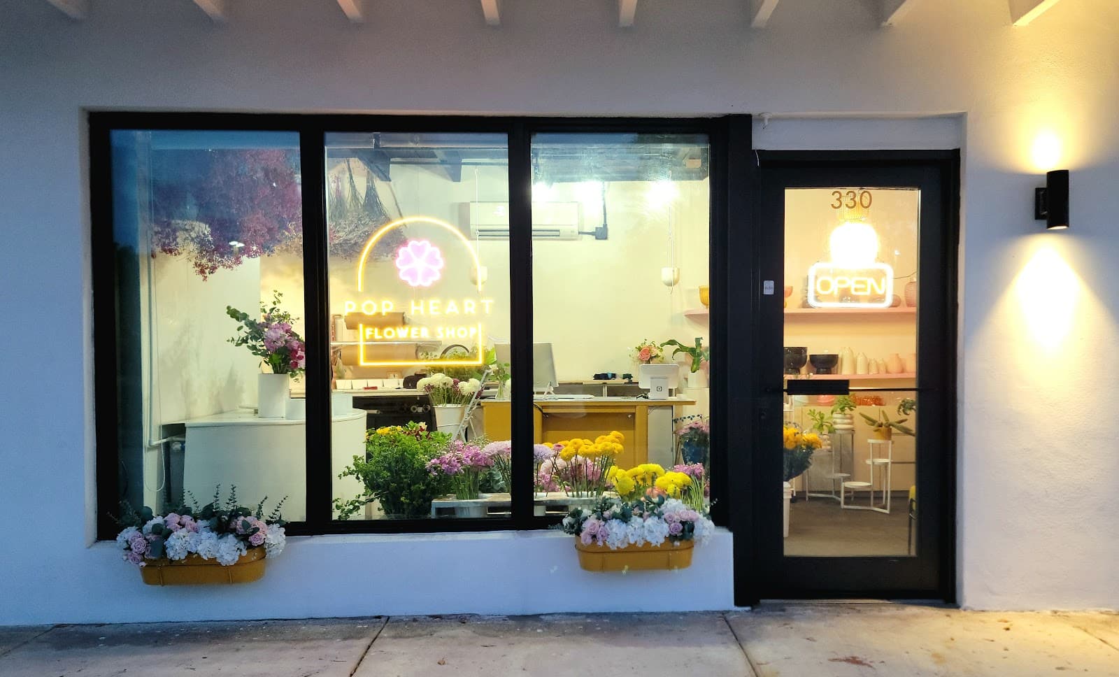 Pop Heart Flower Shop - Image 1