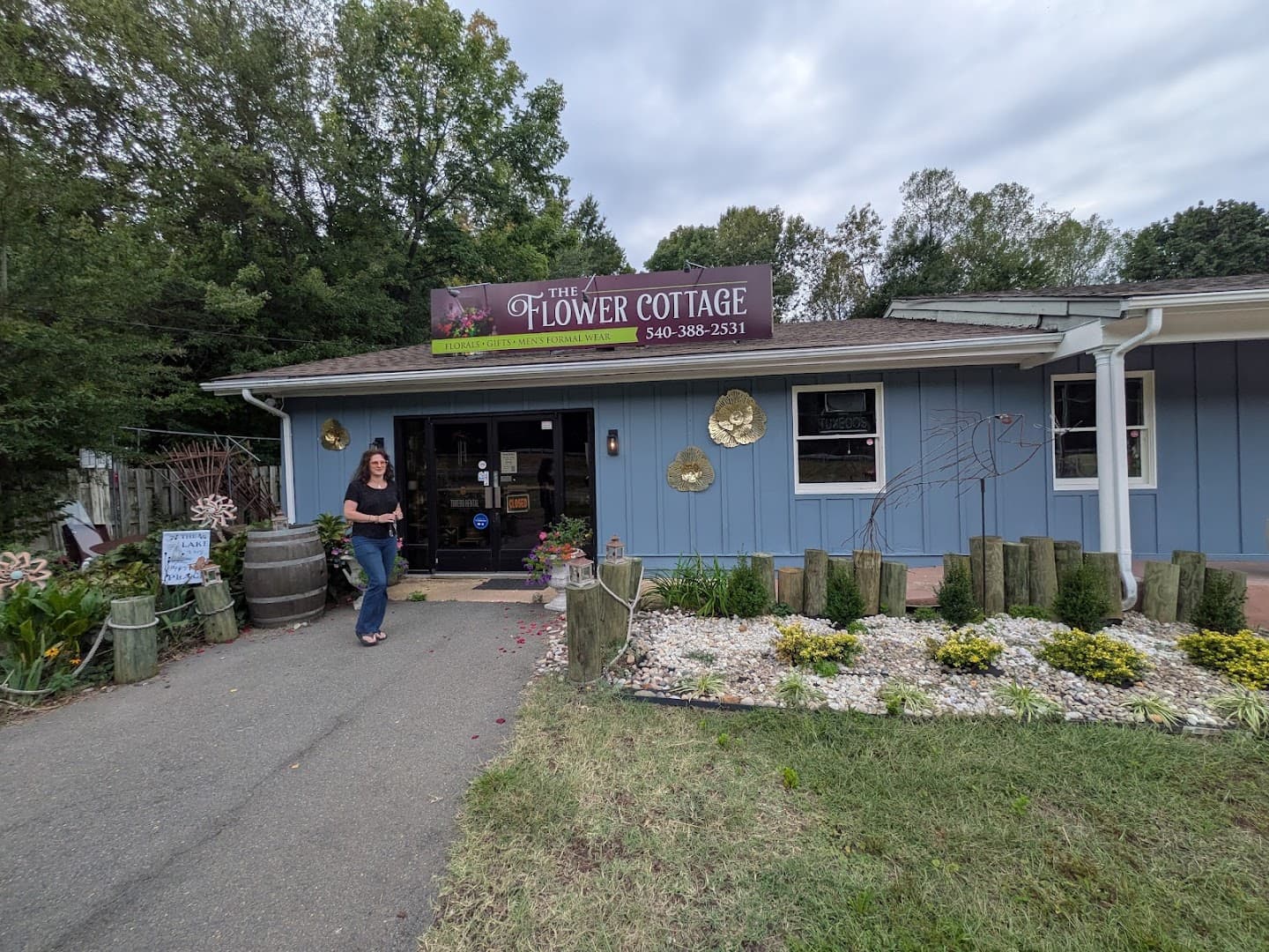 Lacy's at the Lake Florist (formerly The Flower Cottage) - Image 1