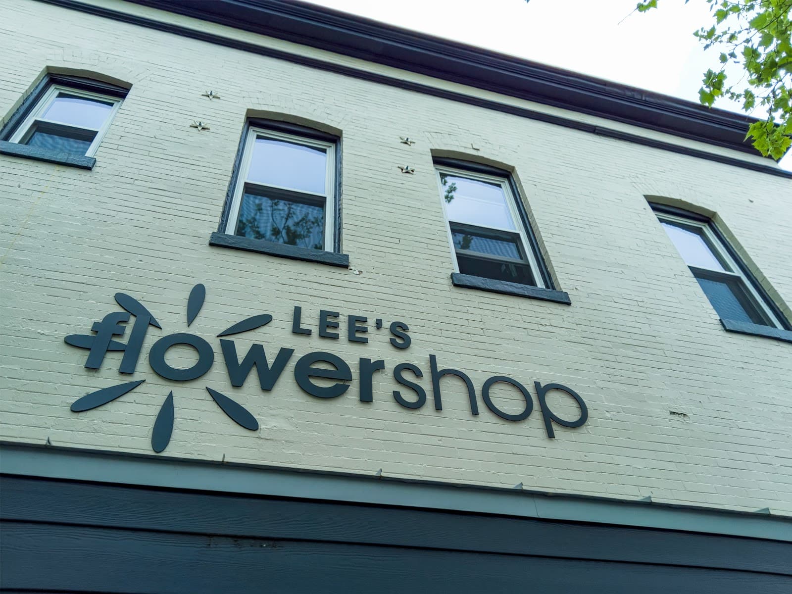 Lee's Flower And Card Shop Inc - Image 1