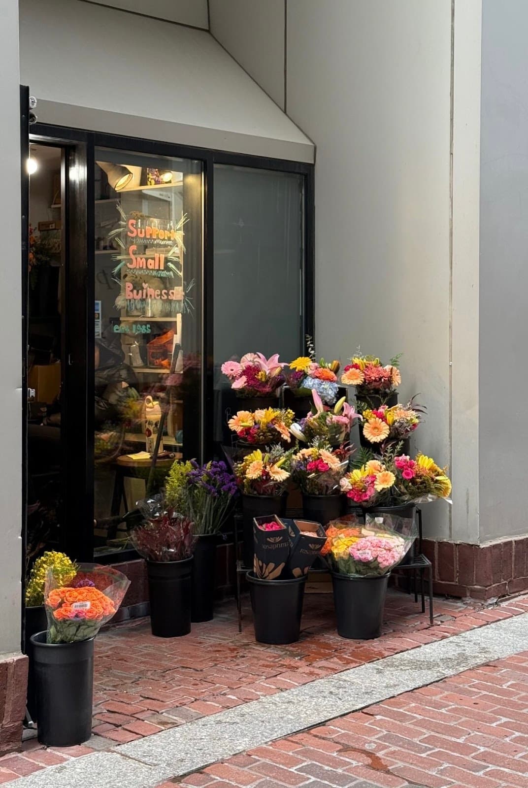 Robins Flower Shop - Image 1