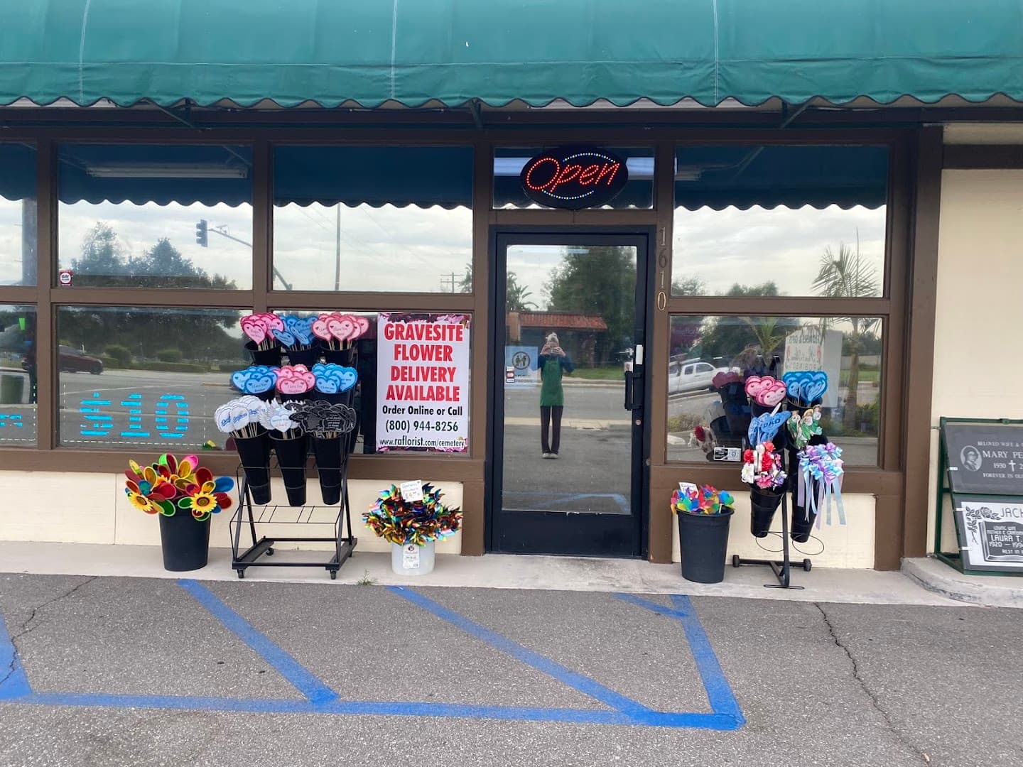 Ron & Alicia Robinson Florist - Image 1