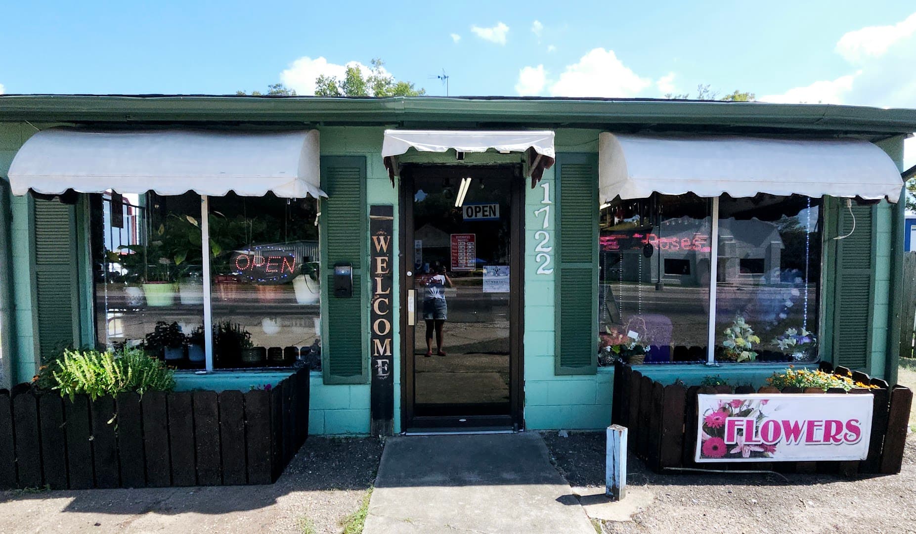 Veronica's House of Flowers & Gifts (Florería) - Image 1