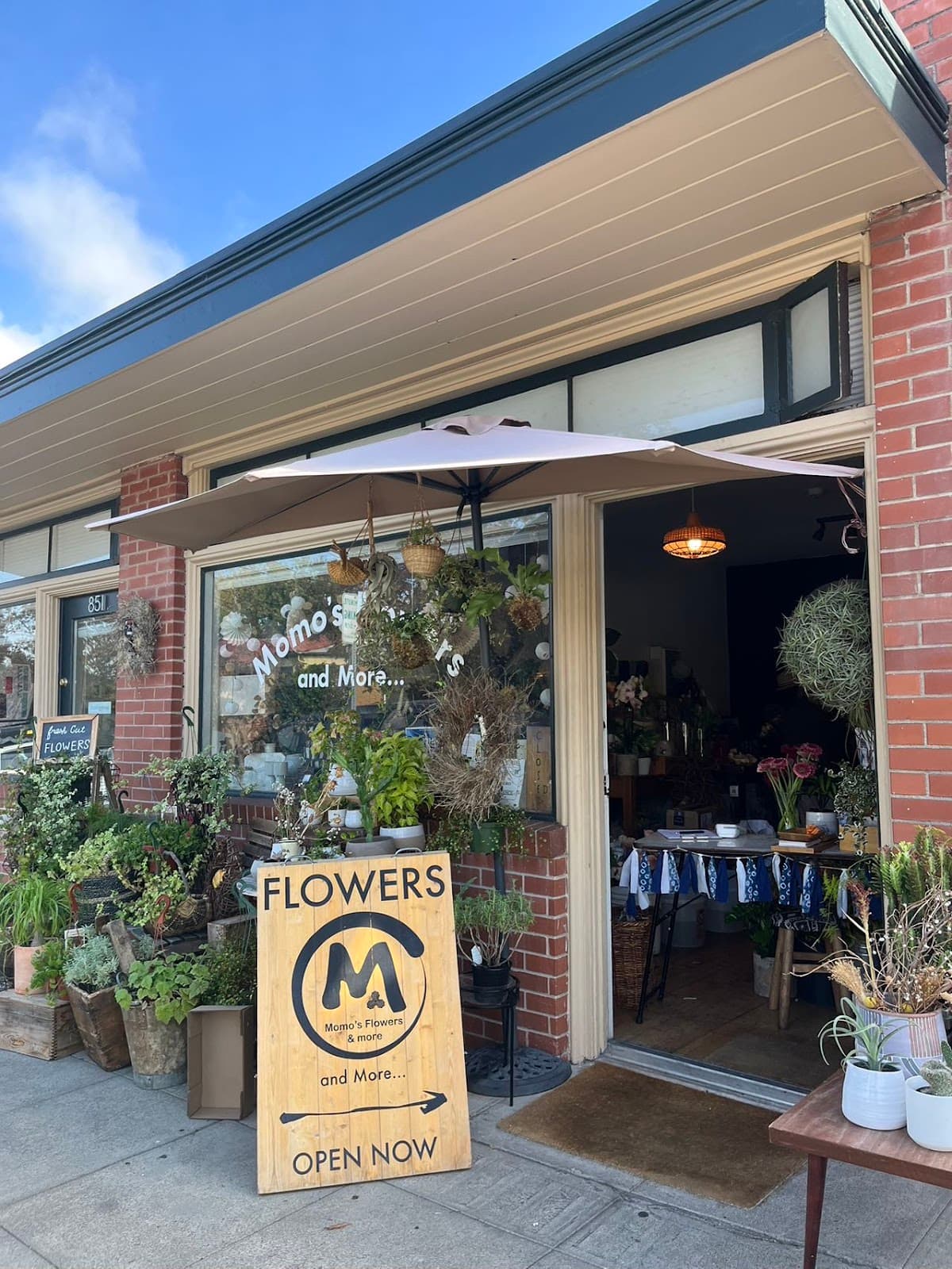 Momo's Flowers and More - Image 1