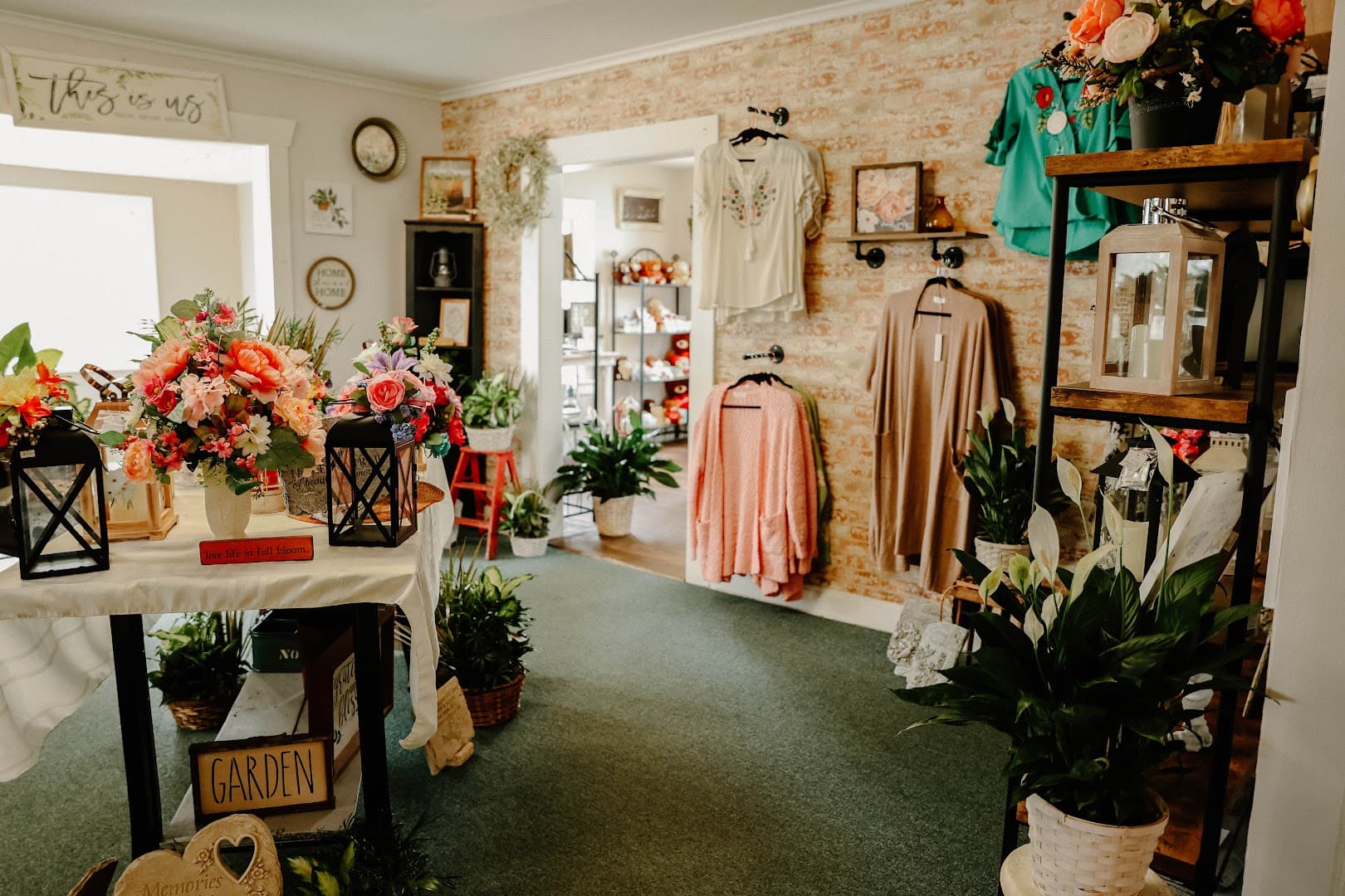 Villager Flowers, Gifts & Flower Delivery - Image 1