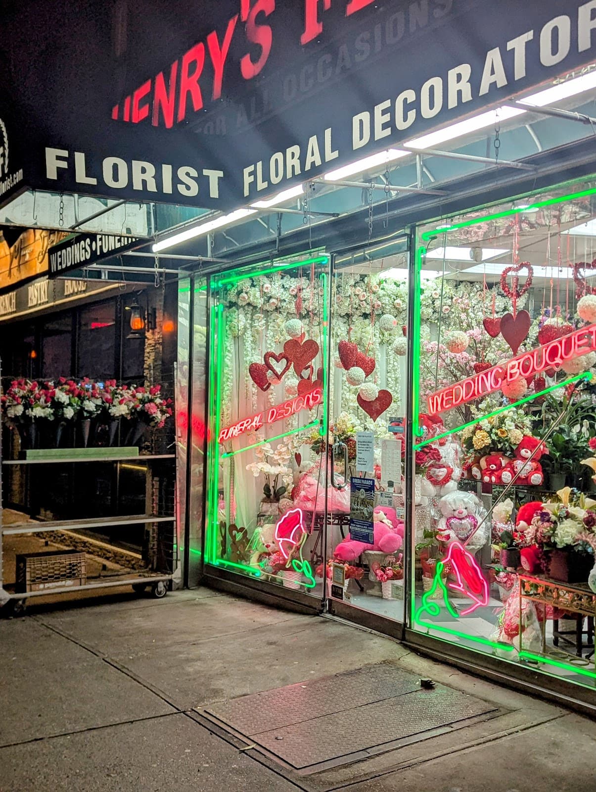 HENRY'S FLORIST - Image 1