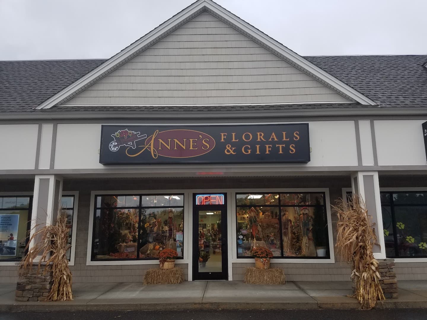 Anne's Florals & Gifts - Image 1