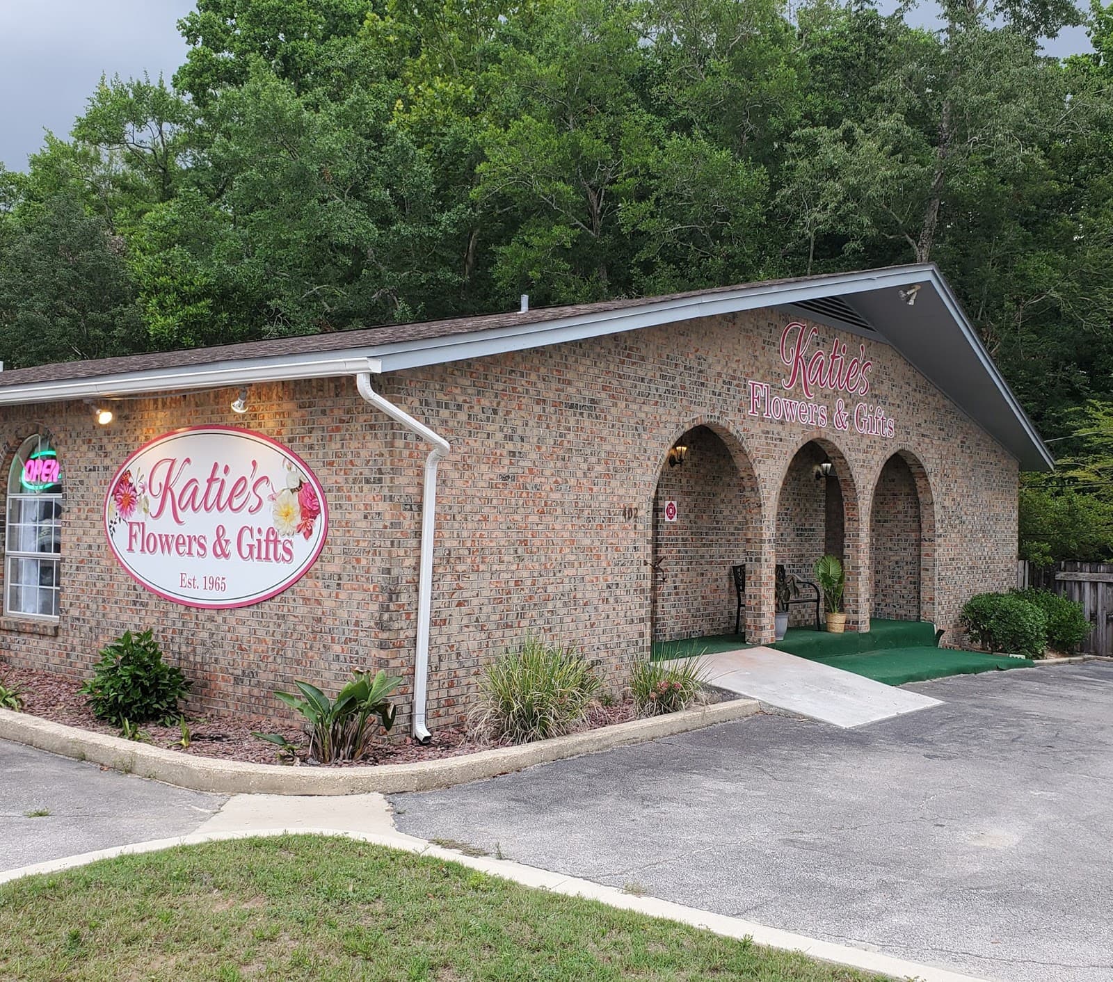 Katie's House of Flowers & Gifts - Image 1