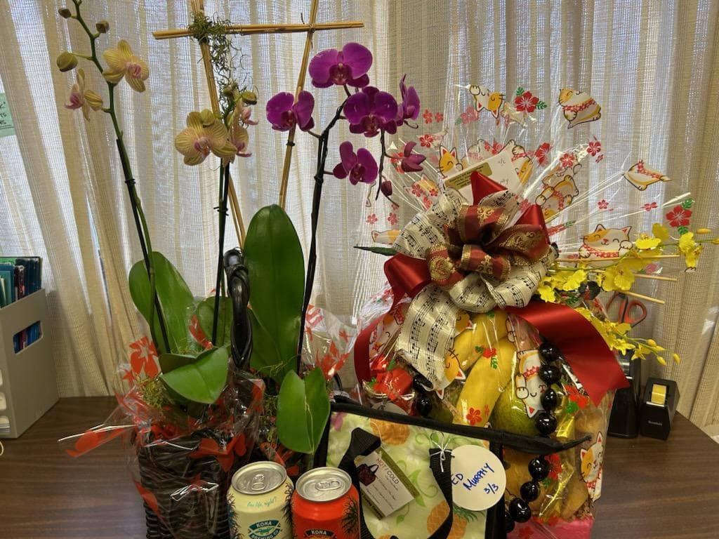 Roberta's Gift Baskets-Flowers - Image 1