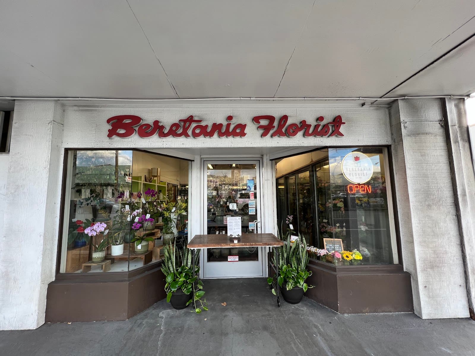 Hawaii Lei Stand - Image 1