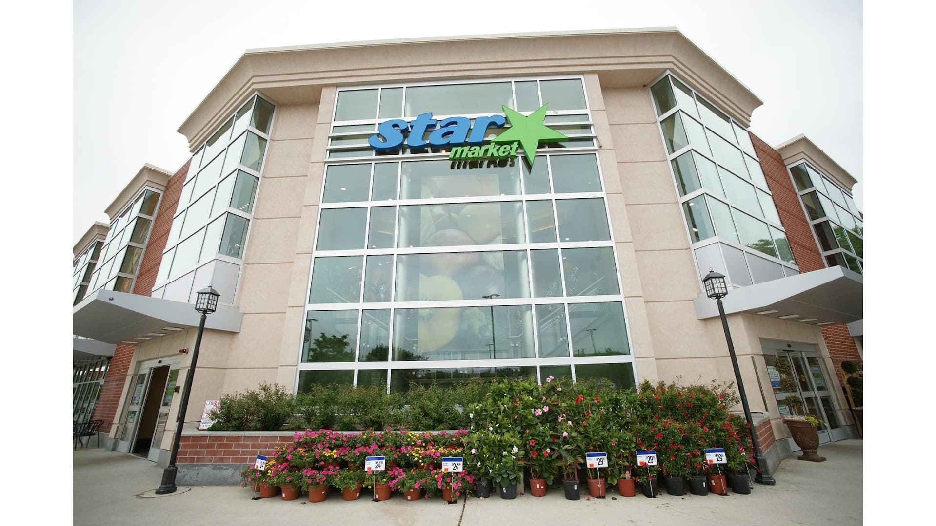 Star Market - Image 1