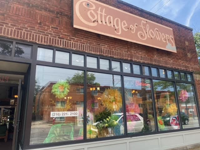 cottage of flowers - Image 1