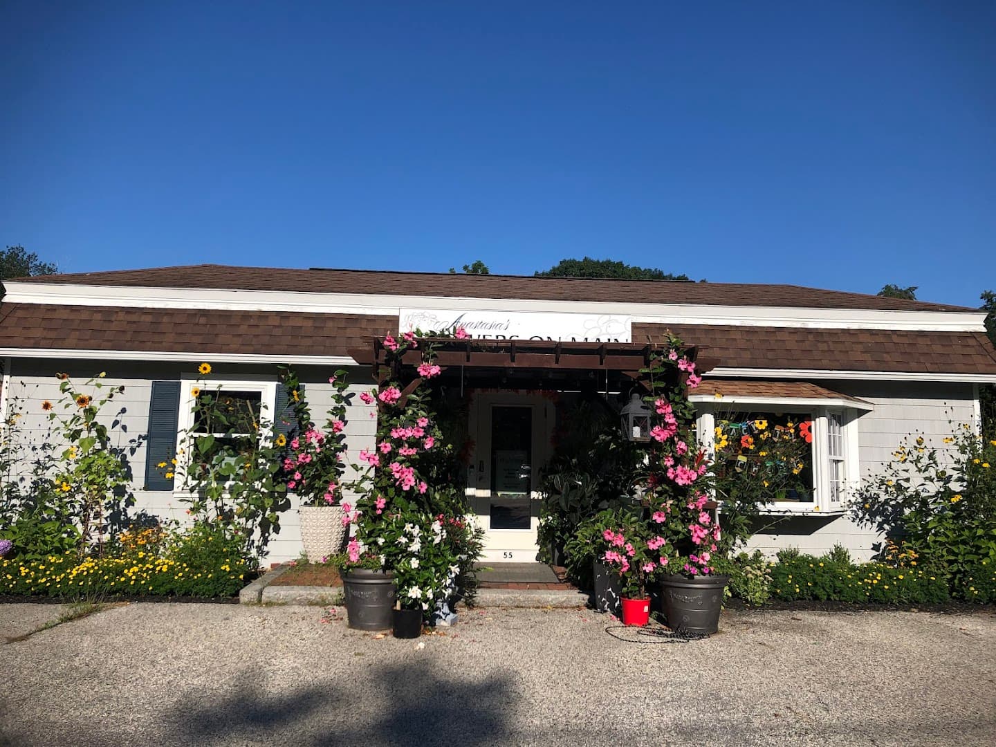 Anastasia's Flowers on Main - Image 1