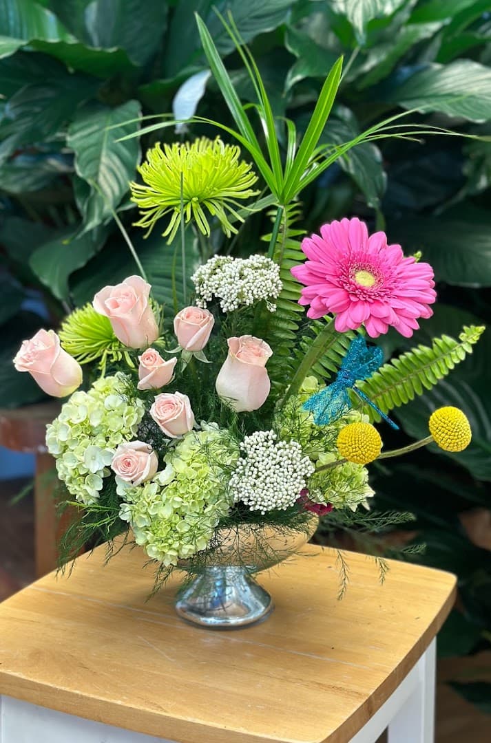 Mona's Floral Creations - Image 1