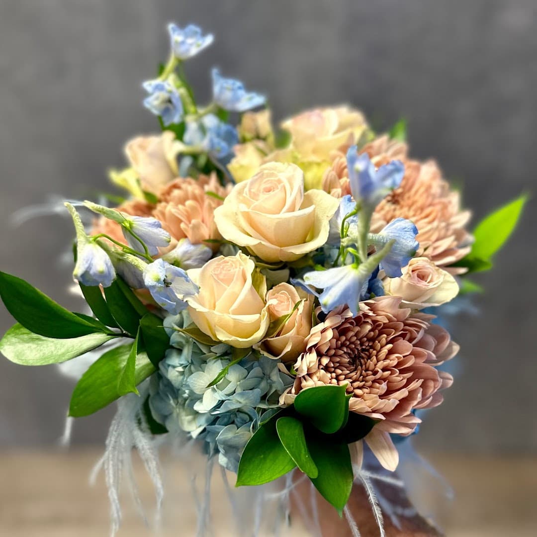 Blooming Girls Flower Shop - Image 1