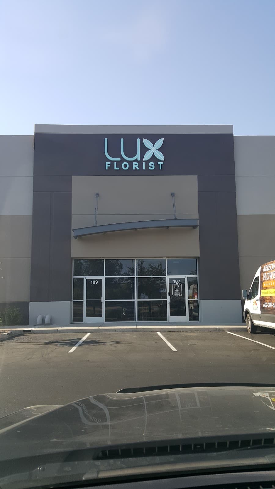 LUX Wedding Florist - Image 1