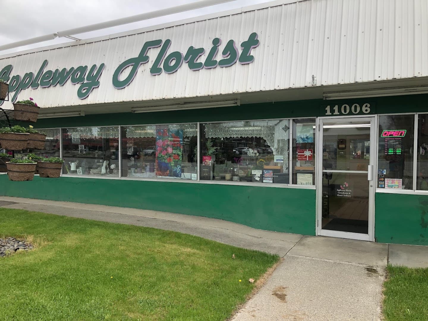 Appleway Florist & Greenhouse & Flower Delivery - Image 1