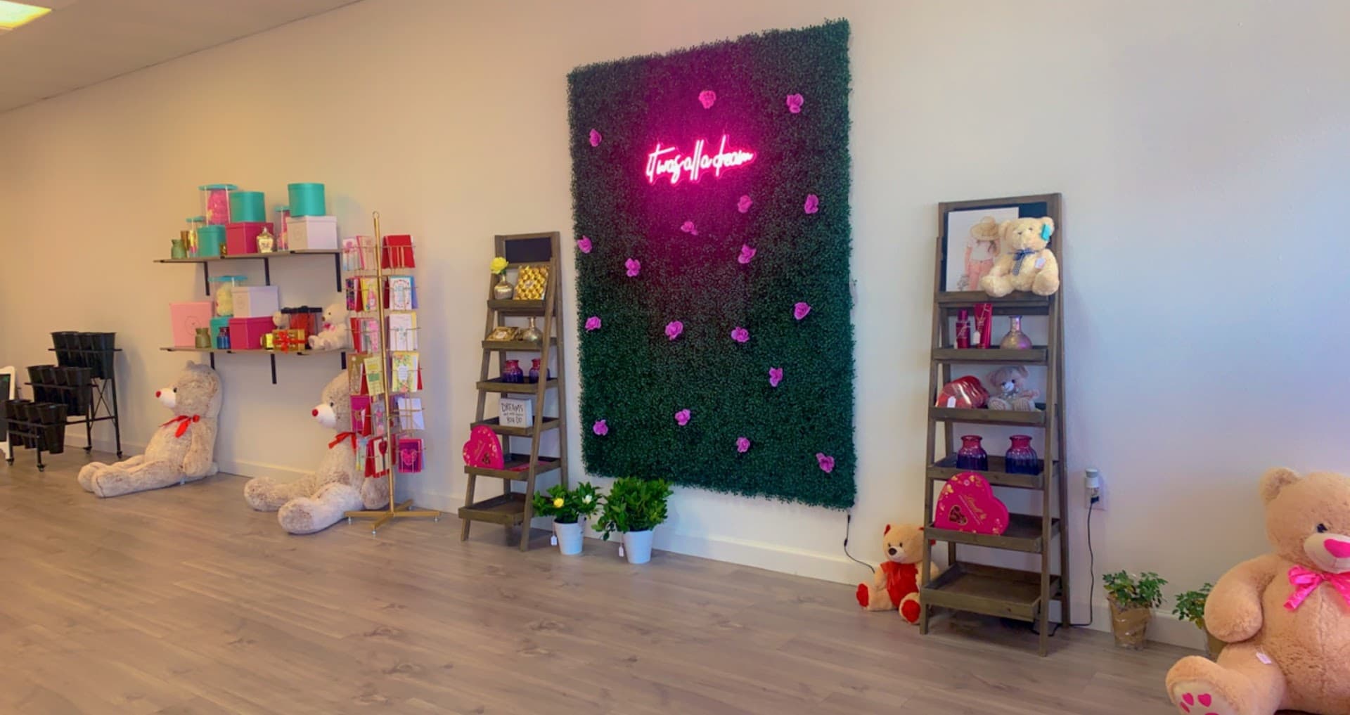Magenta Flower Shop - Image 1