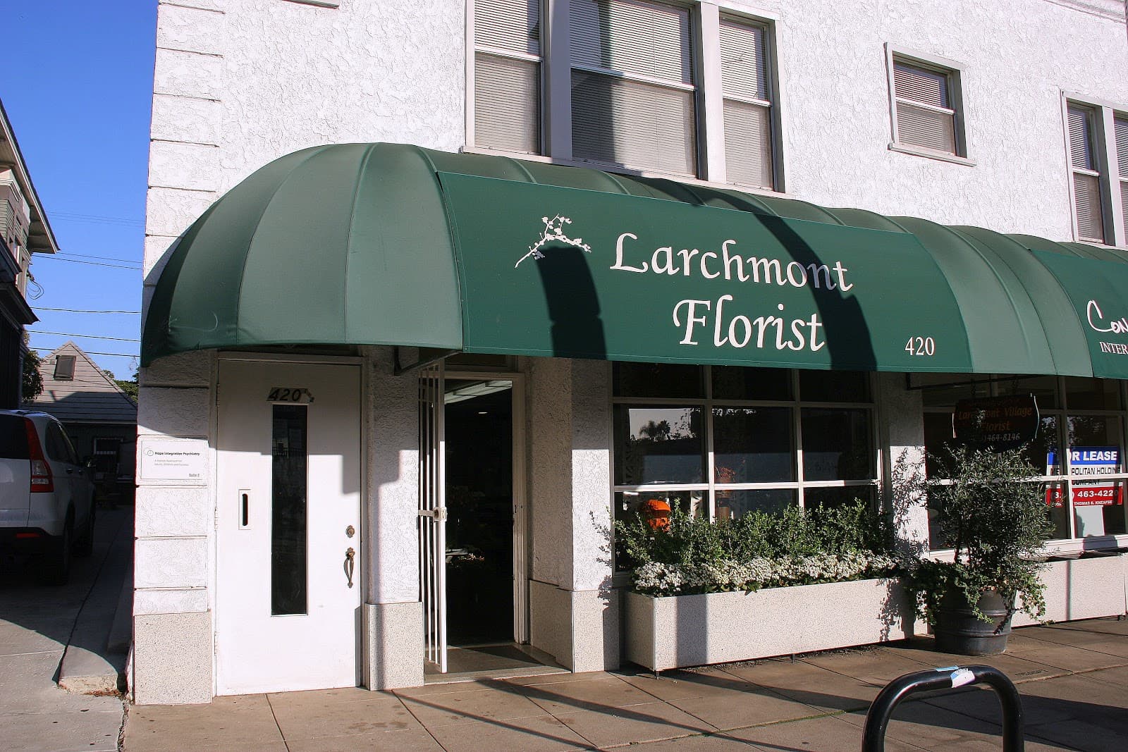 LARCHMONT VILLAGE FLORIST - Image 1