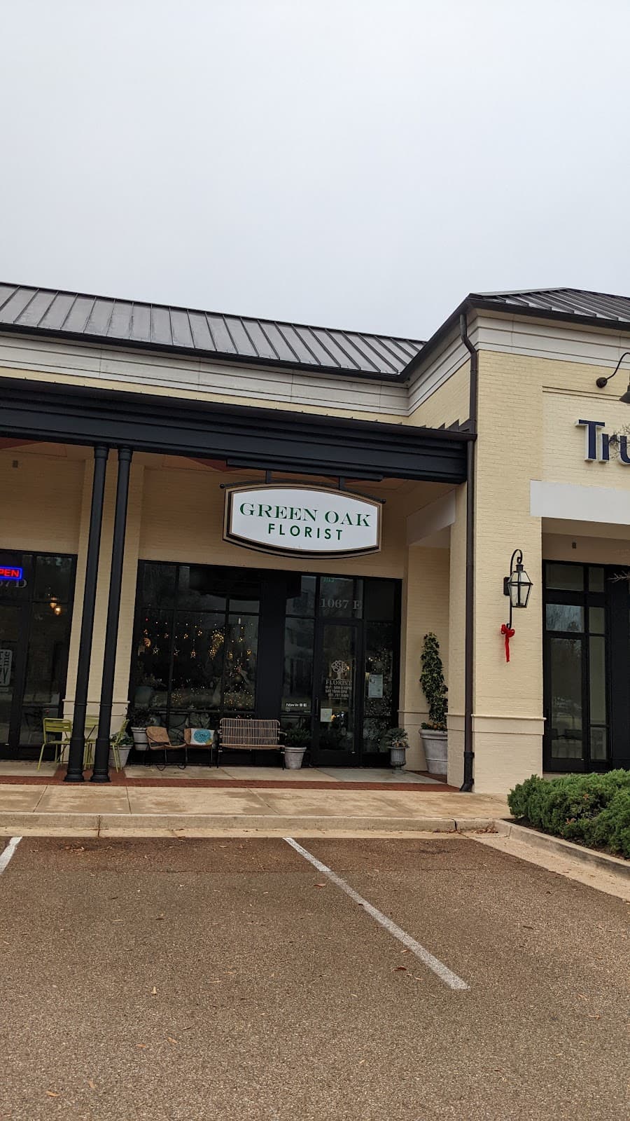 Green Oak Florist & Flower Delivery - Image 1