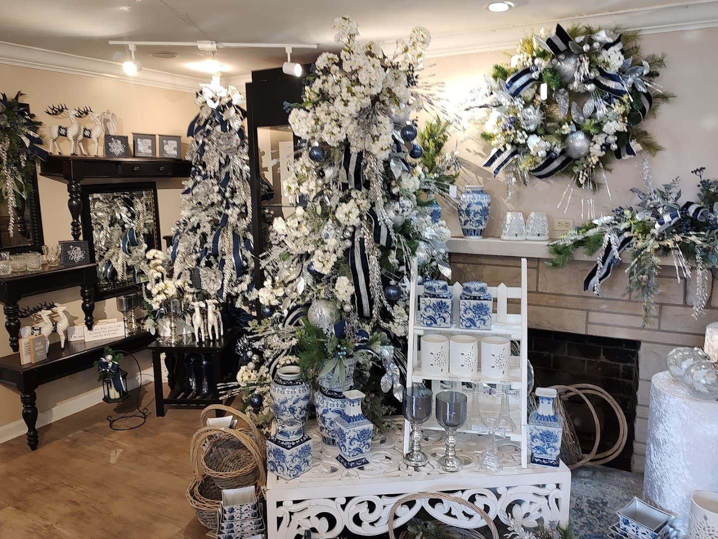 Lloyd's Florist & Events - Image 1