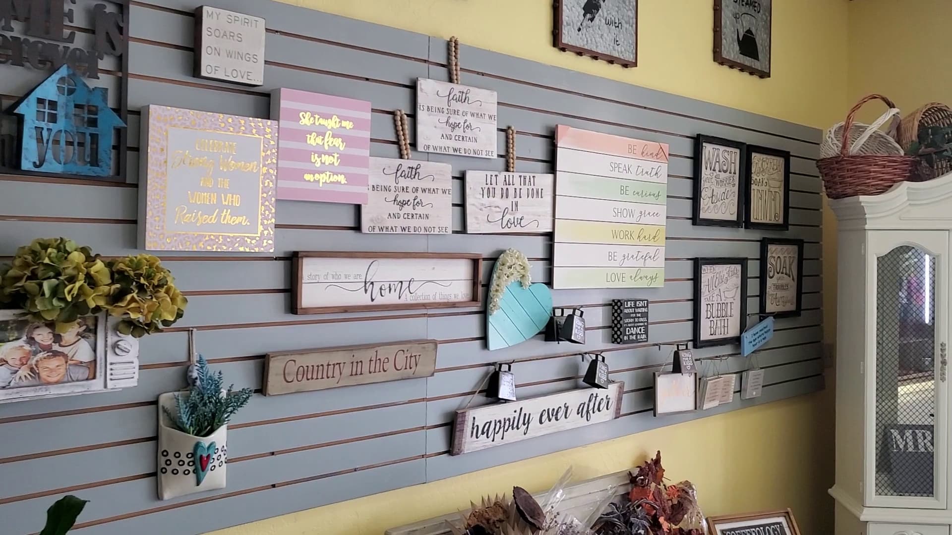 La Paloma Flower Shop - Image 1