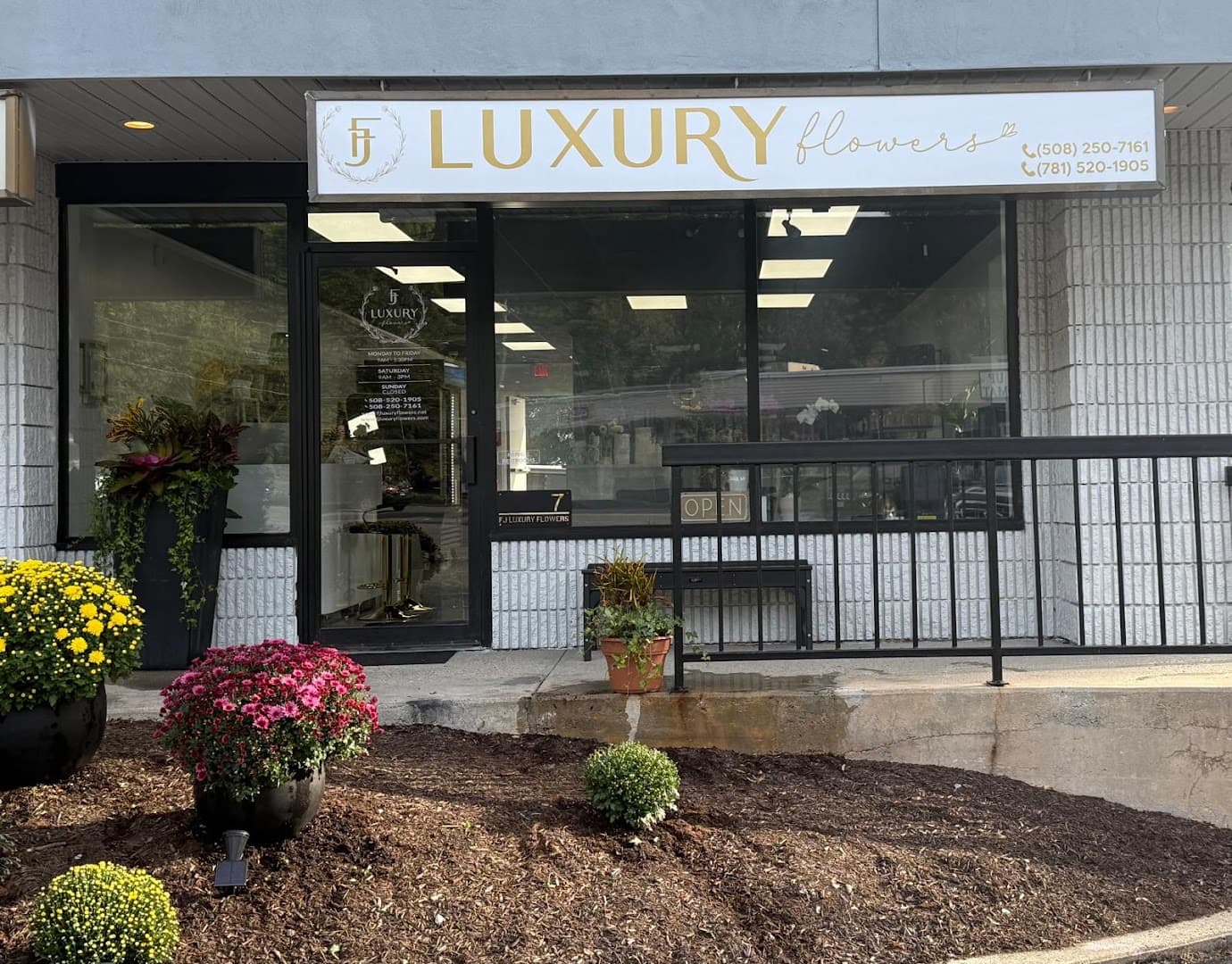 FJ Luxury Flowers - Image 1