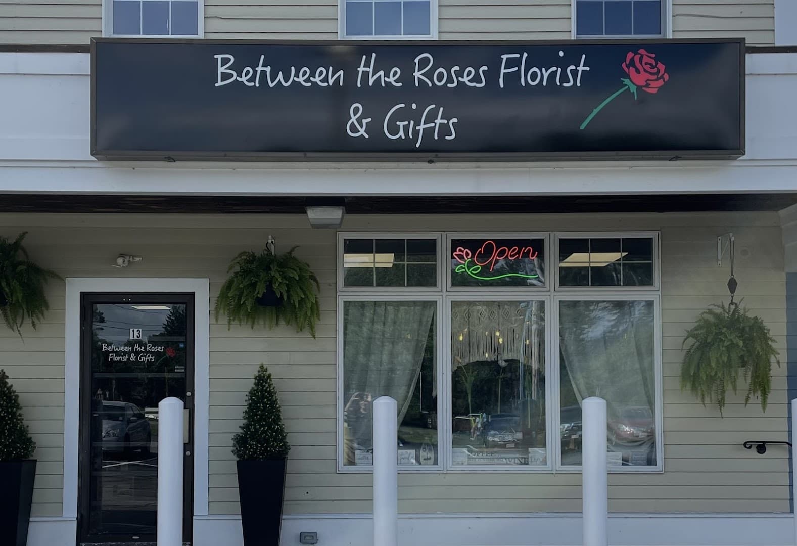 Between The Roses Florist - Image 1