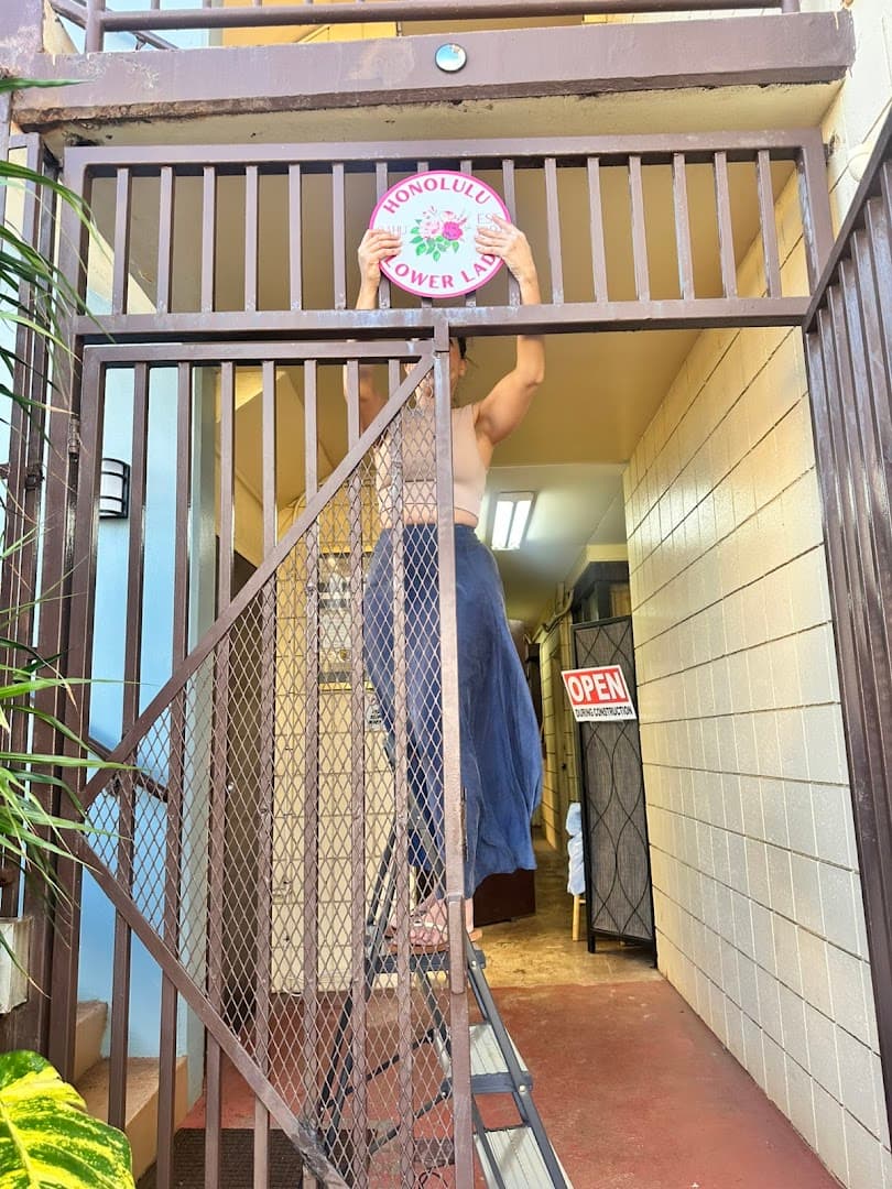 Honolulu Flower Lady (Kaimuki Shop) - Image 1