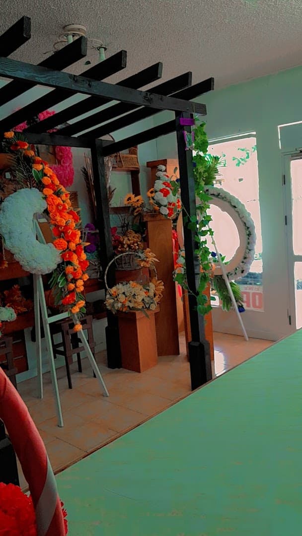 Vai’s Flowers-N-Gifts - Image 1