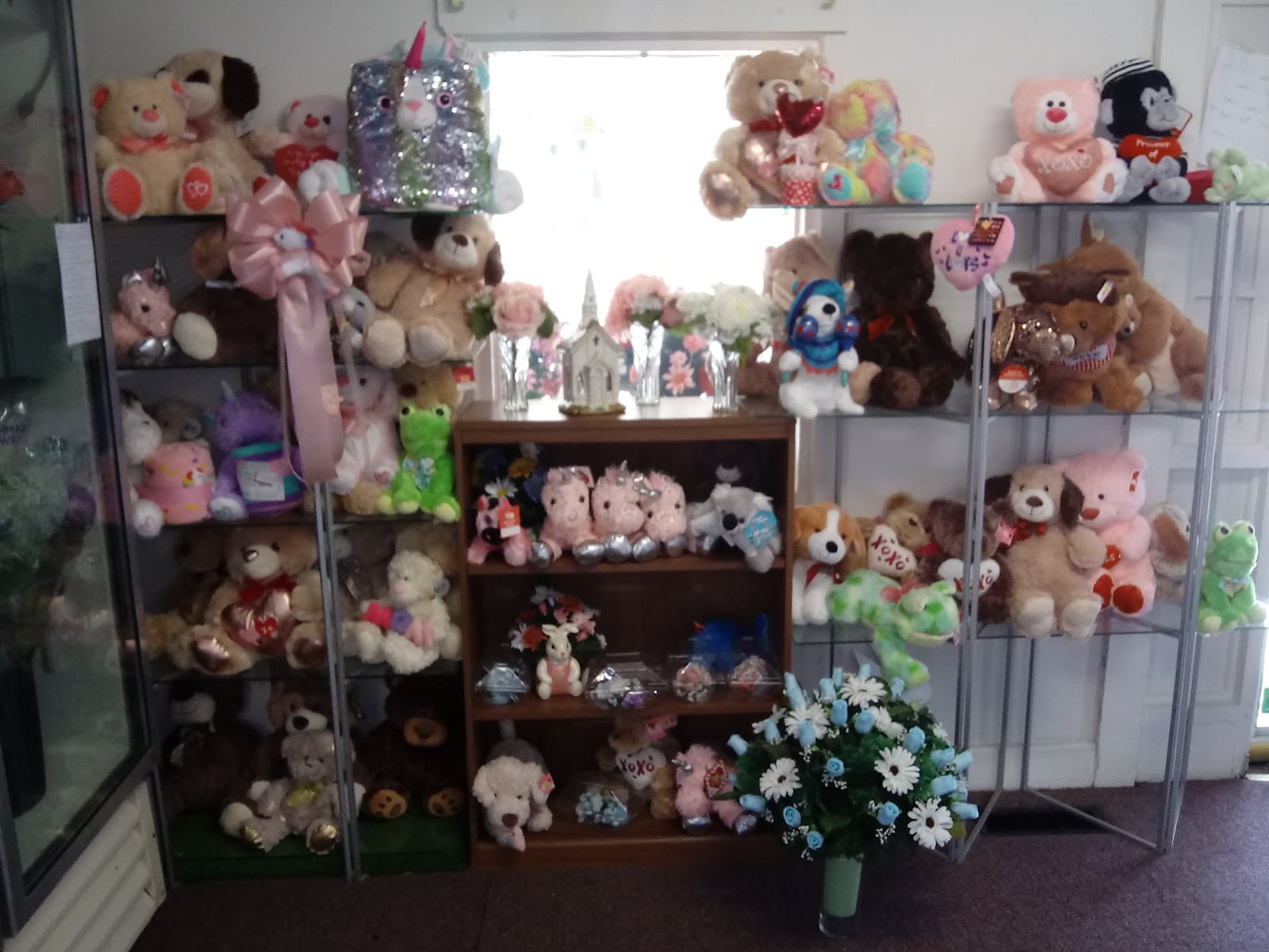 Roses & Bouquets Florist - Image 1