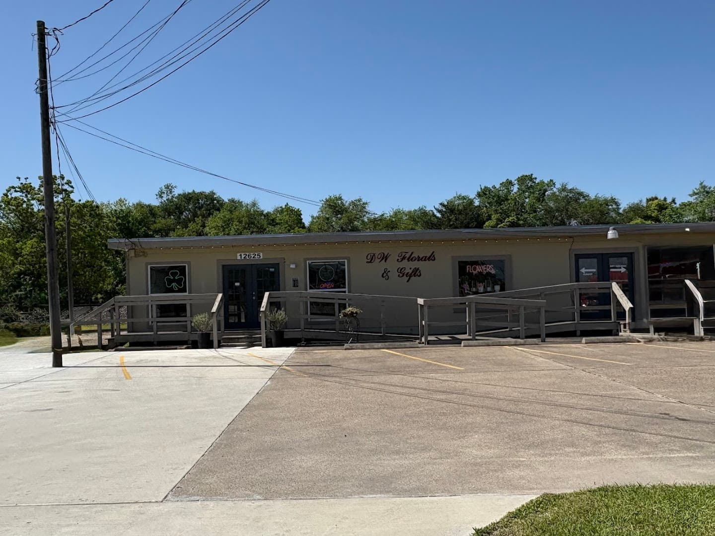 D W Florals & Gifts of Santa Fe - Image 1