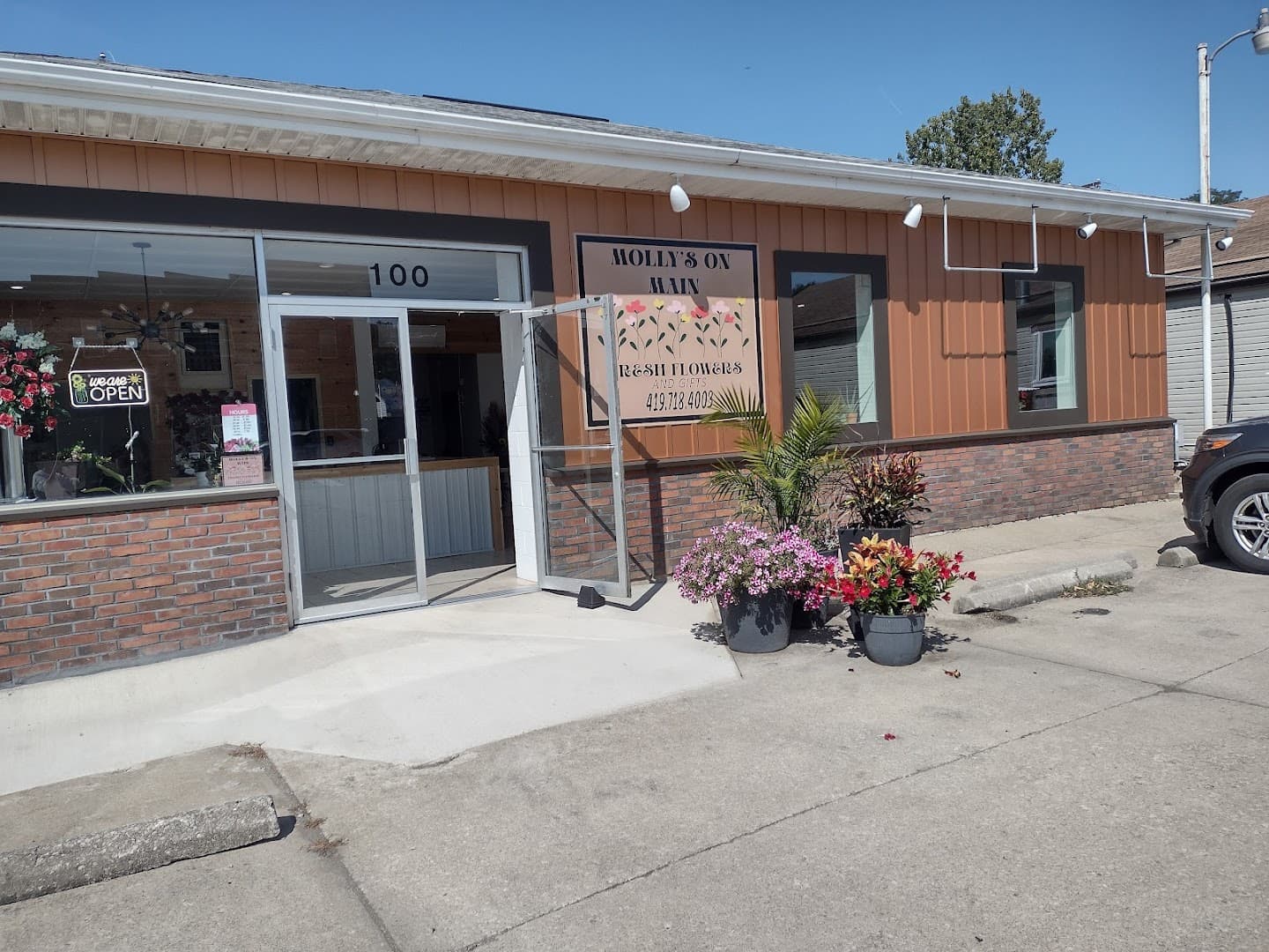 Molly's on Main Fresh Flowers - Image 1