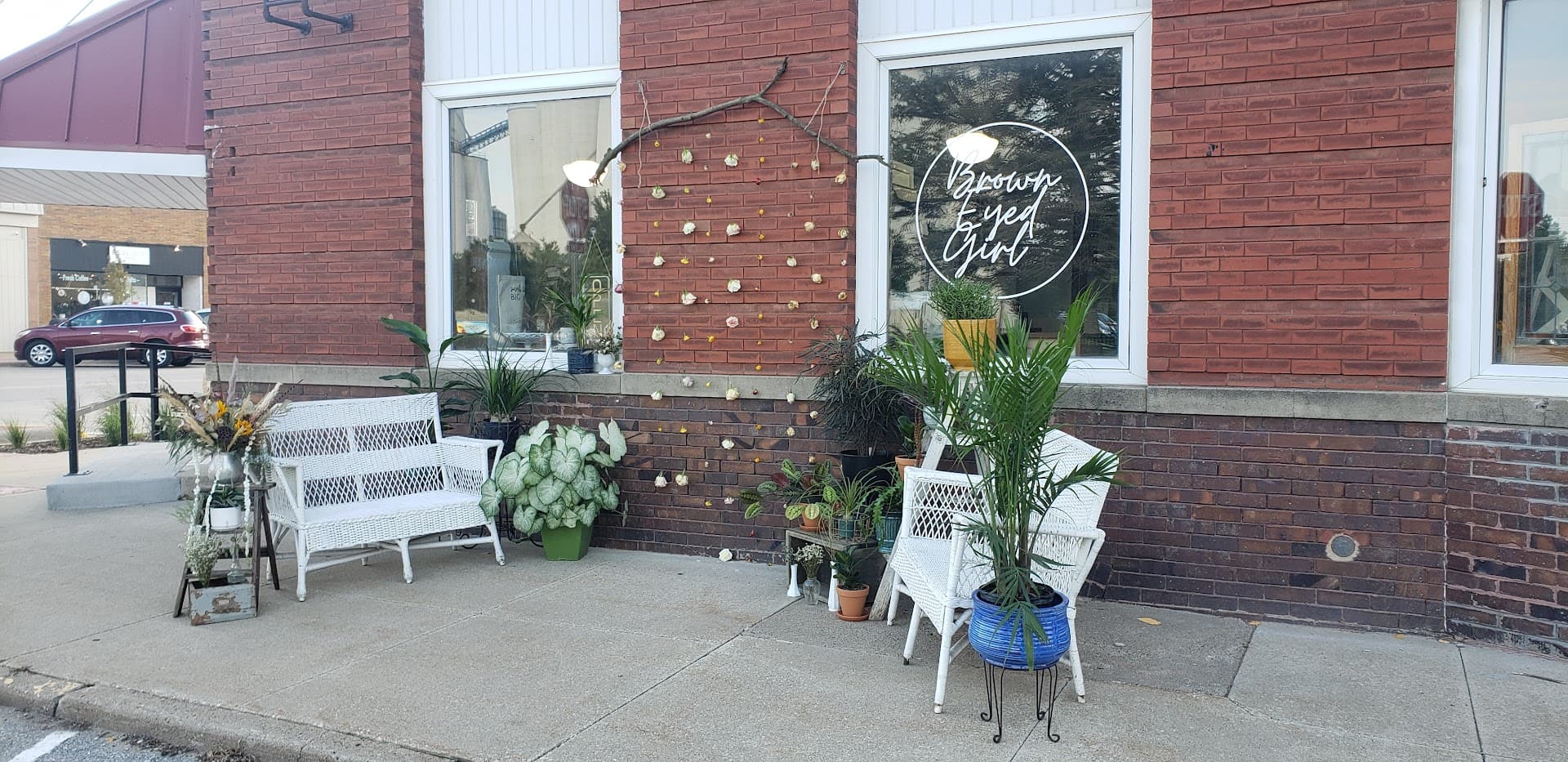 Walnut St. Flowers - Image 1