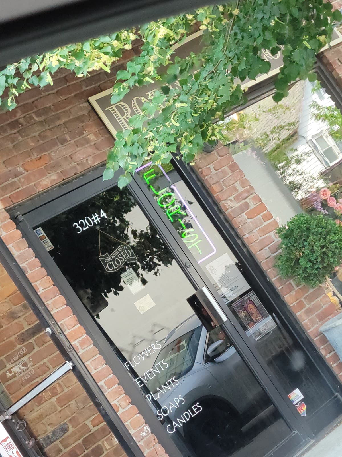 Robert's Florals - Image 1