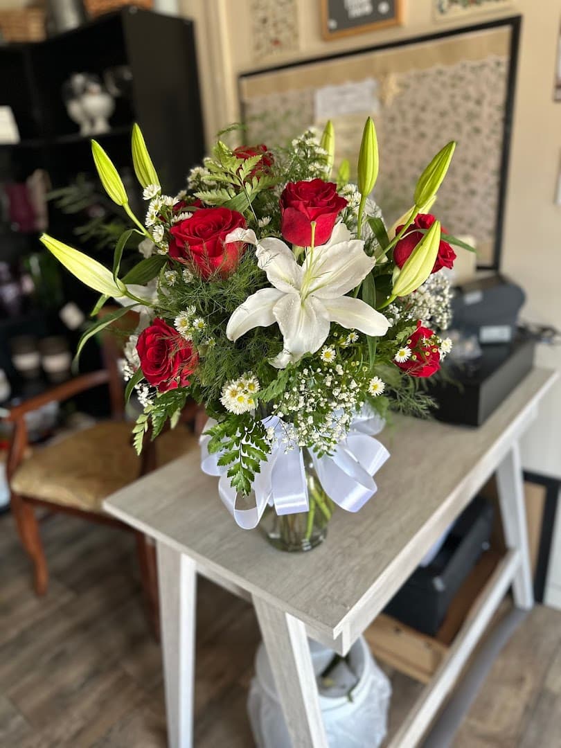 Pretty Petals Flowers & Gifts - Image 1