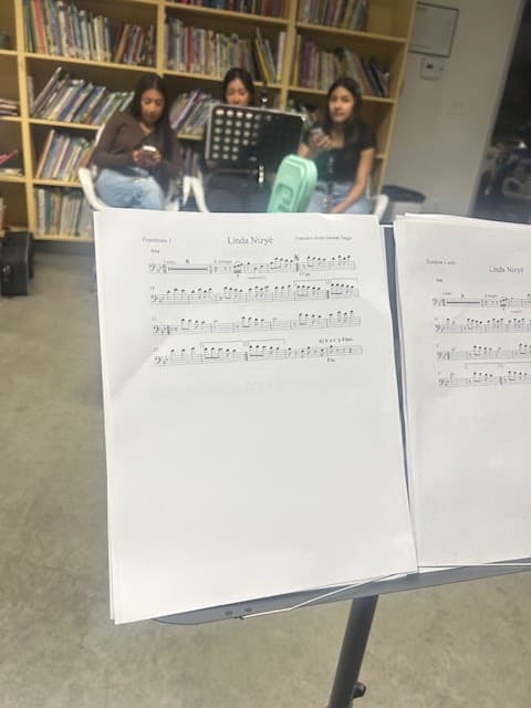 Sayla Flowers - Image 1