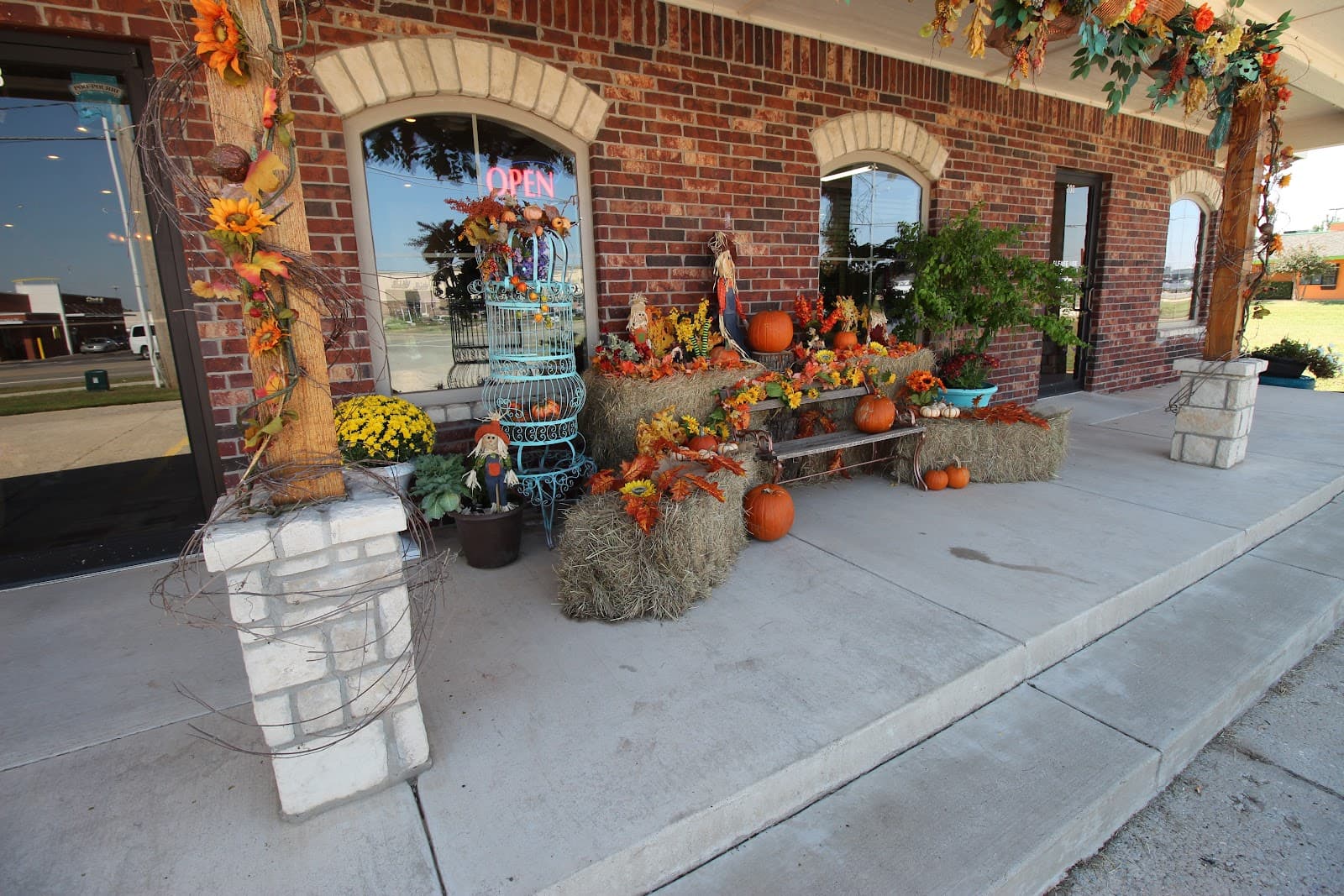 Mustang Flowers & Gifts - Image 1