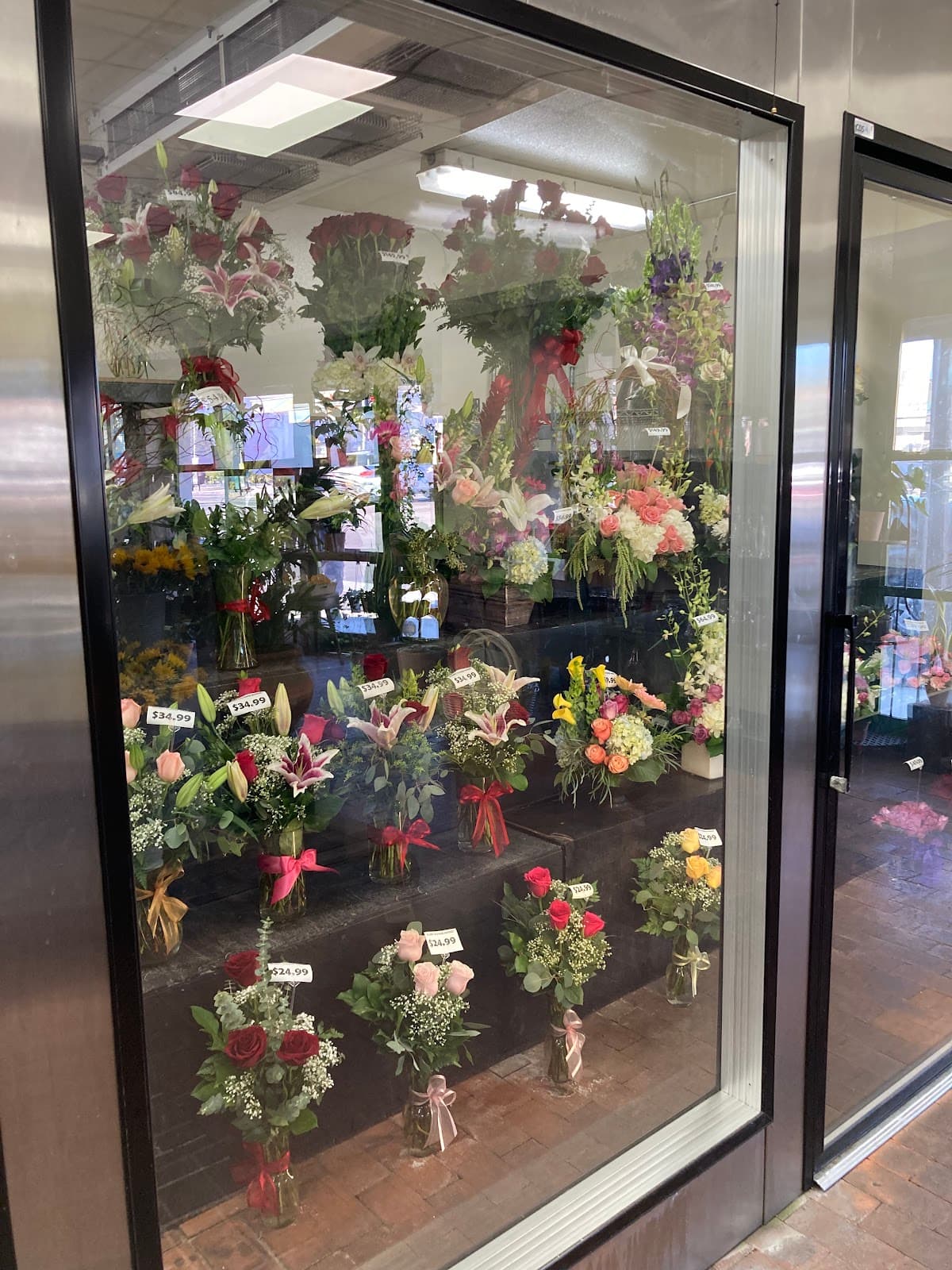 Dottie's Flowers & Plants - Image 1