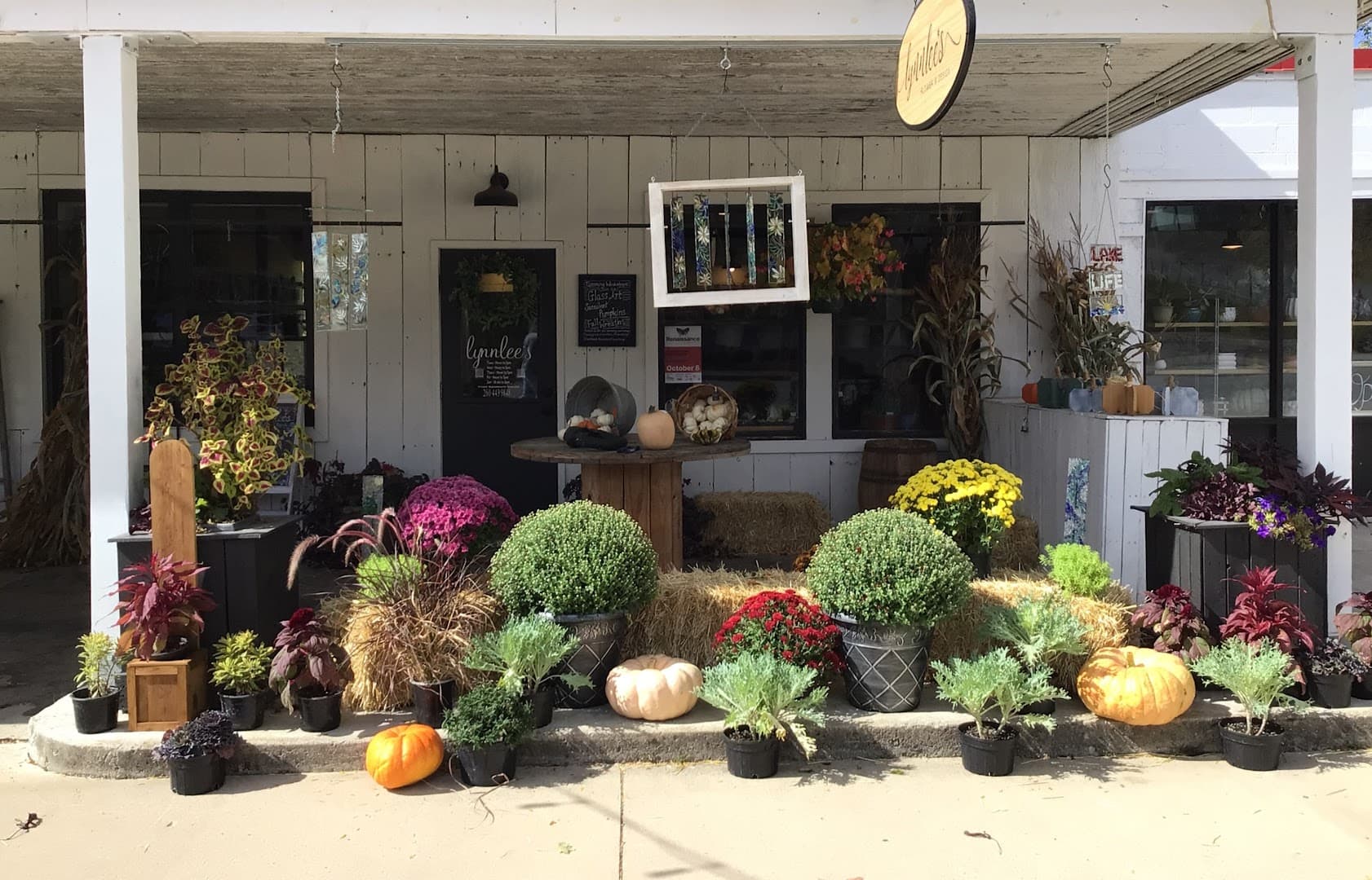 Lynnlee's Flower & Design - Image 1