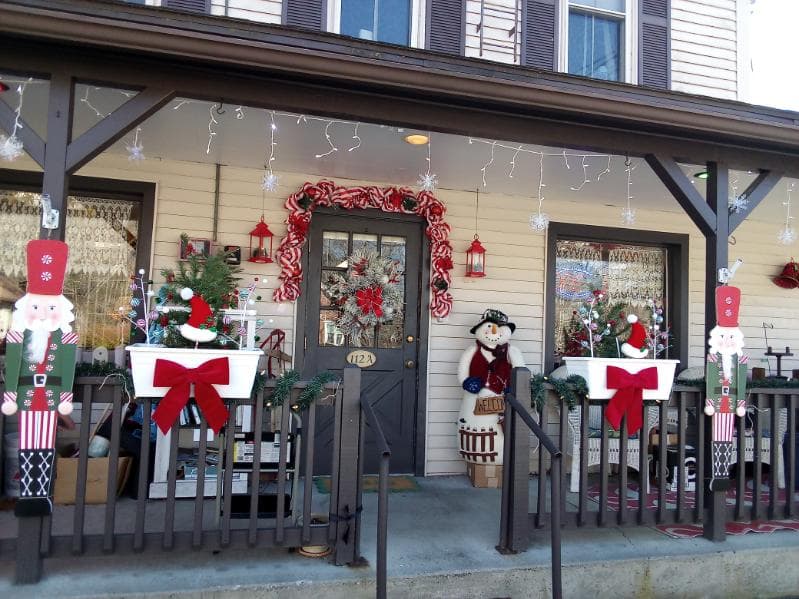 Mum's Flowers & Gifts - Image 1