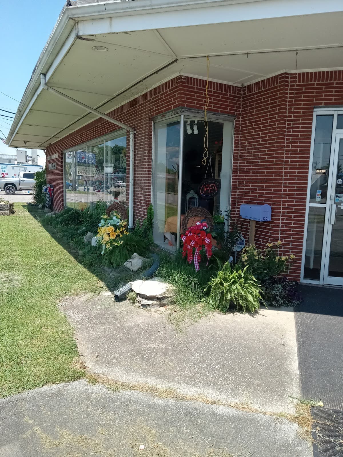 Town And Country Florist - Image 1