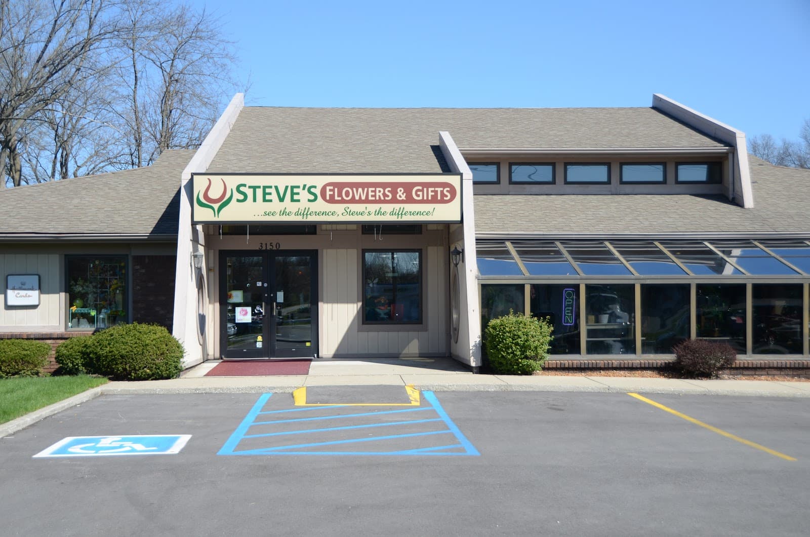 Steve's Flowers & Gifts - Image 1