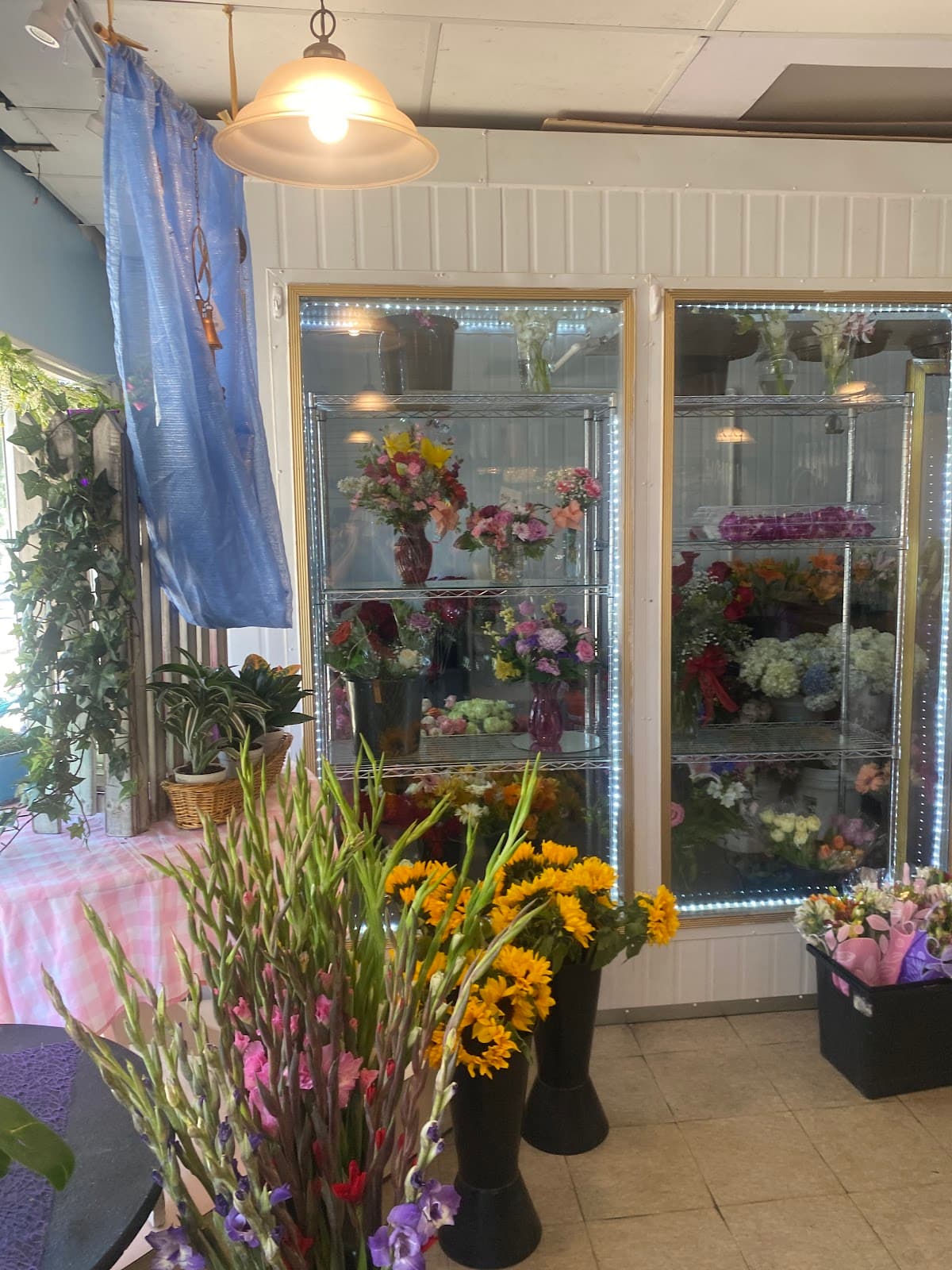 Corona Rose Flowers & Gifts - Image 1