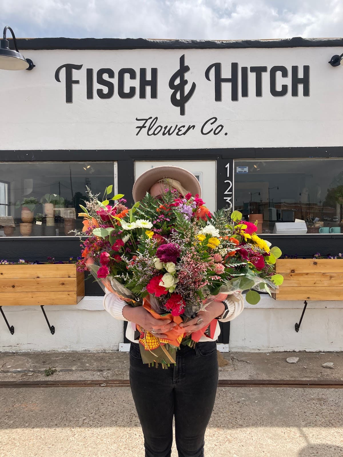 Fisch & Hitch - Image 1